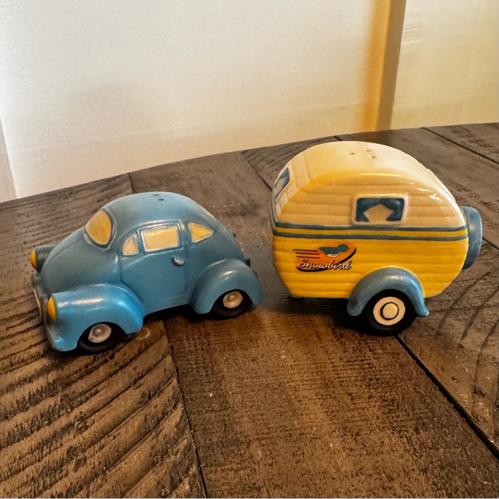 Vintage Happy Camper Ceramic Salt & Pepper‎ Shaker Set Blue Yellow Camping